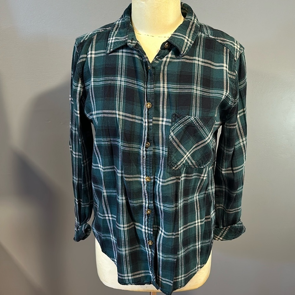 Urban heritage, boyfriend, size medium button up plaid, green and white shirt